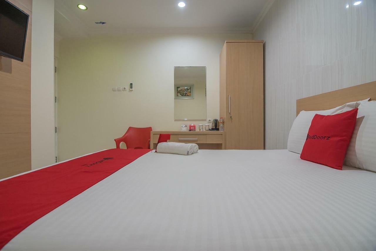 Reddoorz Near Mt Haryono Semarang Hotel Exterior photo