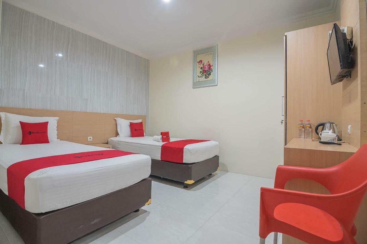 Reddoorz Near Mt Haryono Semarang Hotel Exterior photo