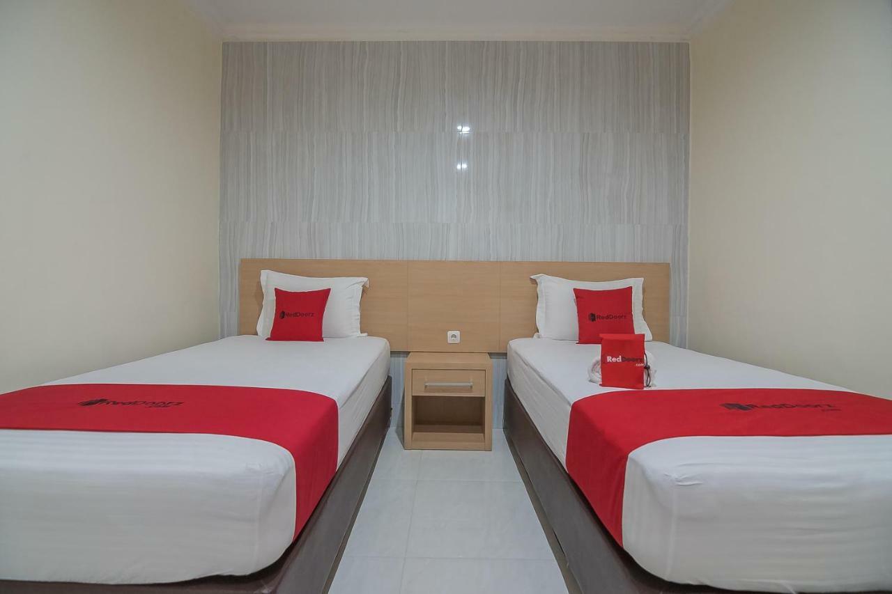 Reddoorz Near Mt Haryono Semarang Hotel Exterior photo